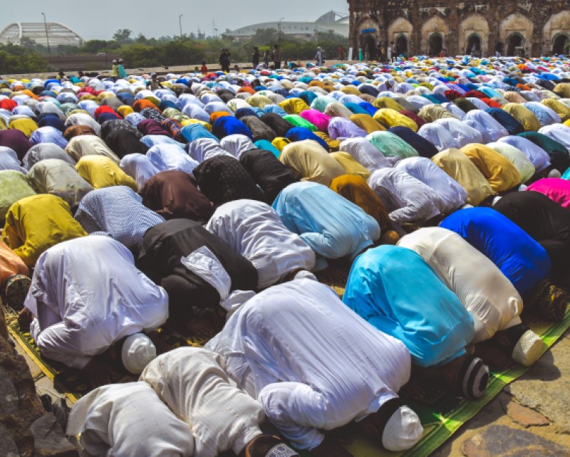 worshippers in synchrony